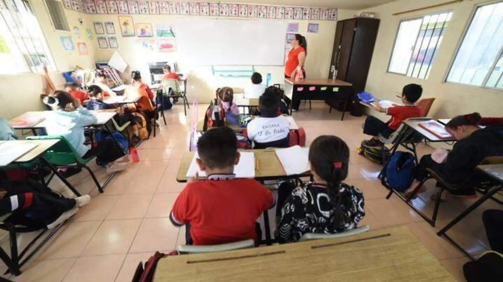 salón de clases estudiantes alumnos escuela